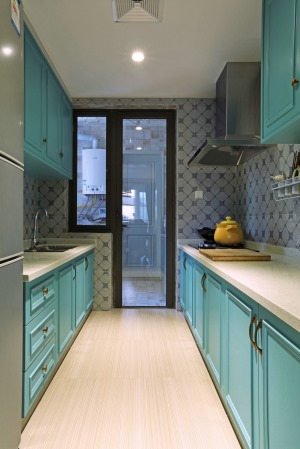 孔雀蓝的造型橱柜经典别致，单看会有温馨时尚的感觉，但如若加上造型瓷砖，顿时会让人感到轻奢的高级感。