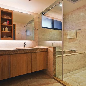 用水泥瓷砖堆砌起来的浴缸在外形上来看会与墙体自成一体比较整体统一，给沐浴的人带来别样滋味。玻璃隔断很