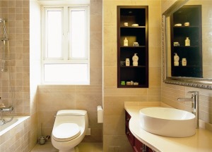 【衛生間裝修效果圖】衛生間以米黃色為主色調，溫馨自然，多個收納格，能保證每一個物品的放置。窗戶能有效