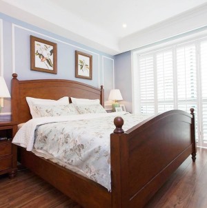 【卧室装修效果图】 原木制作，个性舒适的大床，就是卧室最大的享受。深颜色木质，搭配白色碎花床单，颜色