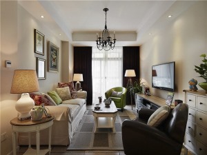 【客厅装修效果图】沙发正好内嵌进墙体的凹位处，左右的圆形侧桌装饰了位置的空虚，单人皮质绿、棕沙发朝着