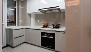【厨房装修效果图】黑白搭配的经典设计，让这个空间的档次挺高了很多，灰色的墙面，白色的台面，搭配着浅灰