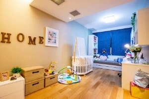 【儿童房装修效果图】儿童房宽敞，为了给宝宝一个自由爬行玩耍的路线，特地将床置于窗户边，并且使用榻榻米