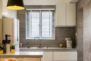 【厨房装修效果图】黑白搭配的经典设计，让这个空间的档次挺高了很多，灰色的墙面，灰色的台面，搭配着白色