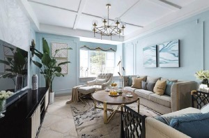 【客厅装修效果图】淡蓝色是能让人感到轻松的颜色，特别是当它与白色结合的时候，仿佛色度提高了一格，家具