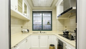厨房的环形厨台为人们提供全面的服务，高端的厨具和橱柜的色调黑白搭配，洁净又雅观。