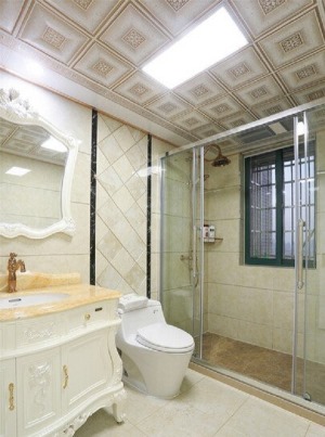 洗手间的格局分明，独立的淋浴间以防水流的外溅，吊高设计的洗漱台造型别具异域特色。