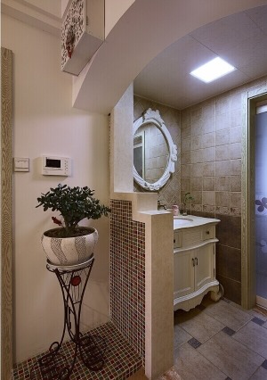 卫生间的设计充分应用了马赛克瓷砖，颇具艺术感，植物盆栽的装饰则更显清新、自然。简单的隔断却让卫生间充