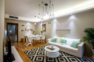 客厅墙面统一使用暖色的芬兰芬琳乳胶漆，环保耐脏安全无味道。空间的气氛步调一致，白色的家具提亮空间，一