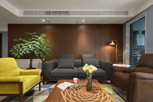 客厅宽敞明亮，木质小方桌与电视柜、沙发背景墙颜色搭配和谐，地面三角砖间接穿插，与黄色沙发、窗帘配色一