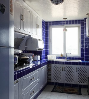 厨房仍是以蓝白色为主，深蓝方块砖面，紧凑的橱柜设计，充分利用空间，不失大气，不显局促。
