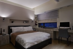 【卧室】卧室的设计与装饰显示了层次感，整个空间显得更为宽敞，床与地板的颜色搭配给人以稳重感，洁白的床