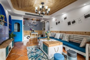 【客廳】客廳木色地面磚，用實木板拼湊的客廳吊頂帶來原始自然的味道，白色拼接藍色的長長的沙發，加上電視