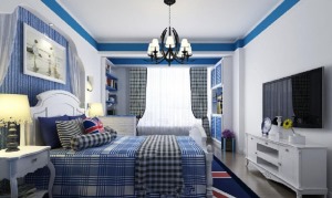 【卧室】蓝白色调的和谐搭配，格子窗帘与床饰完美统一，白色的吊顶下一盏简单独特的吊灯，无论是色彩还是家