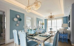餐厅与客厅紧邻，淡蓝色与纯白色的桌椅是百看不厌的清新风格，配上一盏水晶灯，在此享受一顿美餐。