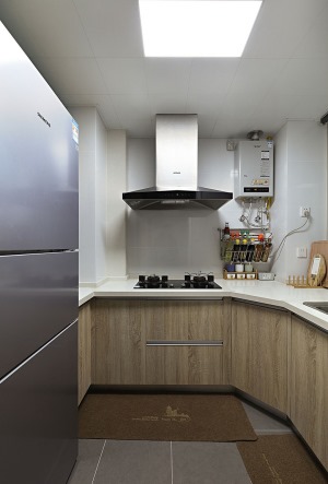 【厨房】厨房巧妙利用转角空间，木质橱柜让生活回归自然，简洁舒适，小空间大大的发挥空间。