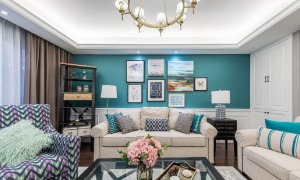 【客厅】整个空间以蓝白色调为主，清新亮丽，点缀以多彩的线条，各种大小的挂画，美式的金色吊灯，格外轻盈