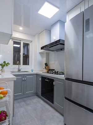 【厨房】厨房小而不显局促，明亮干净而整洁，合理收纳节省了空间，让居家生活更加雅洁。