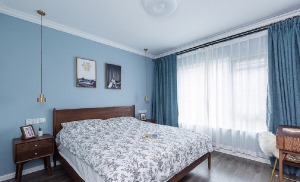 【卧室】以淡蓝色为卧室的基调，桃木床和桌椅在居室中散发着原始的自然气息，长长的金色吊灯，都是小小的点