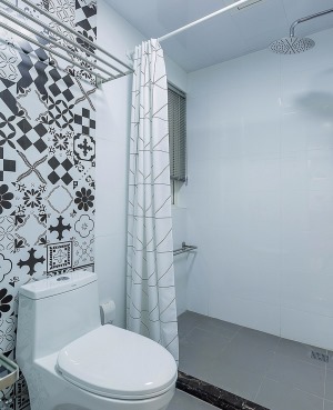 【卫生间】卫生间以浴帘作为干湿隔离的遮挡，富有一定的装饰性，马桶后面的多图案瓷砖让小小的空间变的别致