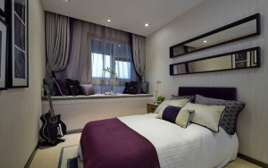 【卧室】别致与典雅的卧室，是心灵的一处居所，紫色的搭配有着主人华贵的气质。大飘窗处可欣赏夜晚的美景，