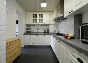 【厨房】L型的厨房，干净整洁，明亮干净，合理收纳节省了空间，让居家生活更加健康雅洁，烹饪美食空间广阔