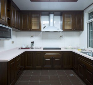 【厨房】厨房有着古色古香的橱柜，靠墙面的U型设计，干净而整洁，整体色调和谐，白色大理石台面，让居家生