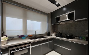 【厨房】厨房也是现代质感的大气设计，宽敞而又明亮，打造了一个沉静的烹饪空间，置身其中能融入到整个家的