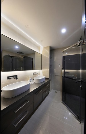 【卫生间】卫生间有双洗手盆，长长的浴室镜提高了整个空间的格调，干湿隔离的浴室房，方便实用，敞亮的空间