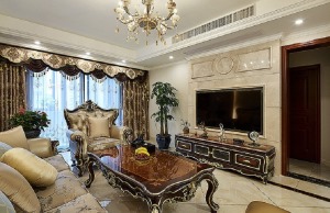 【客厅】会客厅有着浓厚的古典的风格，华丽的窗帘流苏，高雅的沙发与精细打造的茶几与电视柜，把客厅的格调