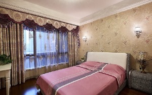 【卧室】卧室同样是华丽的窗帘装饰，与之相配的是色调和谐的墙纸，一盏古典的台灯，有着独特的新古典式的风