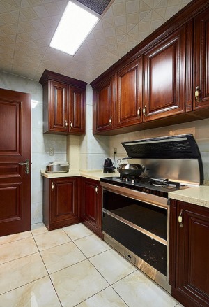 【廚房】廚房以古典的木質櫥柜為主，打造了了一個富有古典感的烹飪空間，置身其中能融入到整個家的環境中，