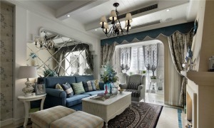 【客厅】蓝白色的沙发搭配，白色墙面和家具，纹理细致的地毯与清新的窗帘搭配，镜面增大了空间，为客厅增添