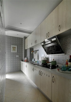 【廚房】廚房屬于長廊式的結構，合理利用空間，清新亮麗，寬敞的烹飪空間，花色獨特的瓷磚帶來了獨特的居家