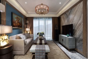 【客厅】方正的客厅布局摆设规整大气，弥漫着中式的内蕴与雅致，颜色的搭配和谐，相互呼应，棕色条纹地毯具