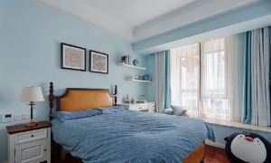 【卧室】卧室保持与整个居室的整体风格统一，讲求心灵的自然回归感，给人一种扑面而来的清新气息，蓝色给人