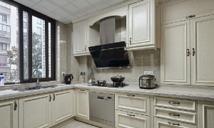【厨房】厨房精美的橱柜设计，将空间提升到极致，合理的布局让做饭成为了一种享受，大窗户带来充足的光线，