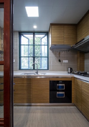 【厨房】厨房的温和色调透露出生活的和悦，原木色橱柜，干净开阔，整洁通透，通过厨房便能感受到中式的独特