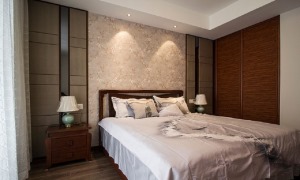 【卧室】别致与典雅的卧室，简洁舒适，中式元素的点缀，嵌入式衣柜，细微的灯光打在床头，能感受到中式风格