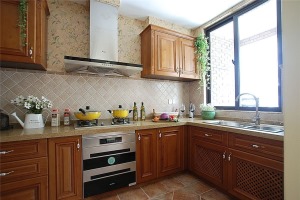 【厨房】厨房台面使用的是大理石材质，光泽亮丽，干净整洁，明亮干净，木质橱柜有着不同的生活体验，彰显出