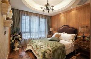 【卧室】美式田园风格的设计把卧室打造成温暖舒适的空间，精致的软装，圆形的吊顶，花色棉被，仿古红砖的地