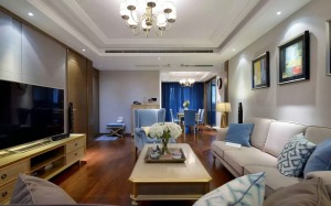 【客厅】简洁明快的装修设计，给人清爽纯净的感觉，木质地板搭配白色墙漆，蓝色窗帘和谐一致，柔和的灯光温