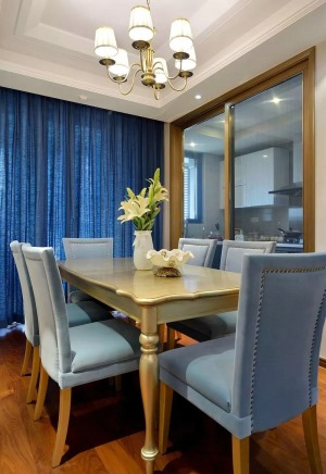 【餐廳】簡潔而又明快的餐廳實用美觀，淡藍色的餐椅，美式的餐桌，百合花香散發在餐廳各個角落，帶來不同的