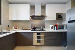 【廚房】L型的廚房，干凈整潔，明亮干凈，合理收納節省了空間，讓居家生活更加健康雅潔，烹飪美食空間廣闊