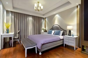 【卧室】美式风格的设计在卧室体现的同样淋漓尽致，舒适的大床，五边形的吊顶带来了层次感，白色家具与黄色