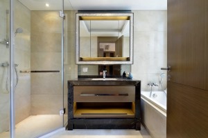 【卫生间】卫生间有着干湿隔离的空间，宽敞大气，金色的装饰，在大浴室镜的衬托下显得更加耀眼。