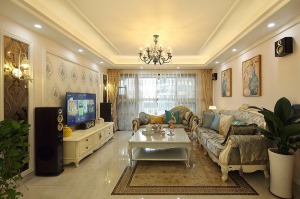 客廳規整大方，獨具特色的美式家具，透亮的地面磚，以紋理磚面打造出地毯式的效果，柔和的燈光照射在客廳的