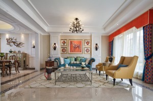 客厅的整体装饰以明亮的颜色点缀。质感与优雅并存，白色石膏线，具有空间美感，橘黄色的窗帘与挂画鲜艳明亮