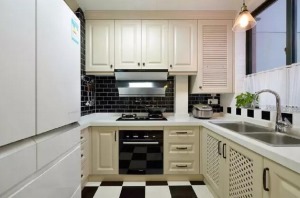 黑白瓷砖相间的厨房设计，将空间提升到极致，镂空橱柜带来不同的视觉空间，合理的布局让做饭成为了一种享受