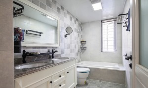 卫生间有马赛克的墙面设计，双洗面盆，一面长长的镜子搭配一面圆镜，让小小的空间有了隐秘与个性，独特的视